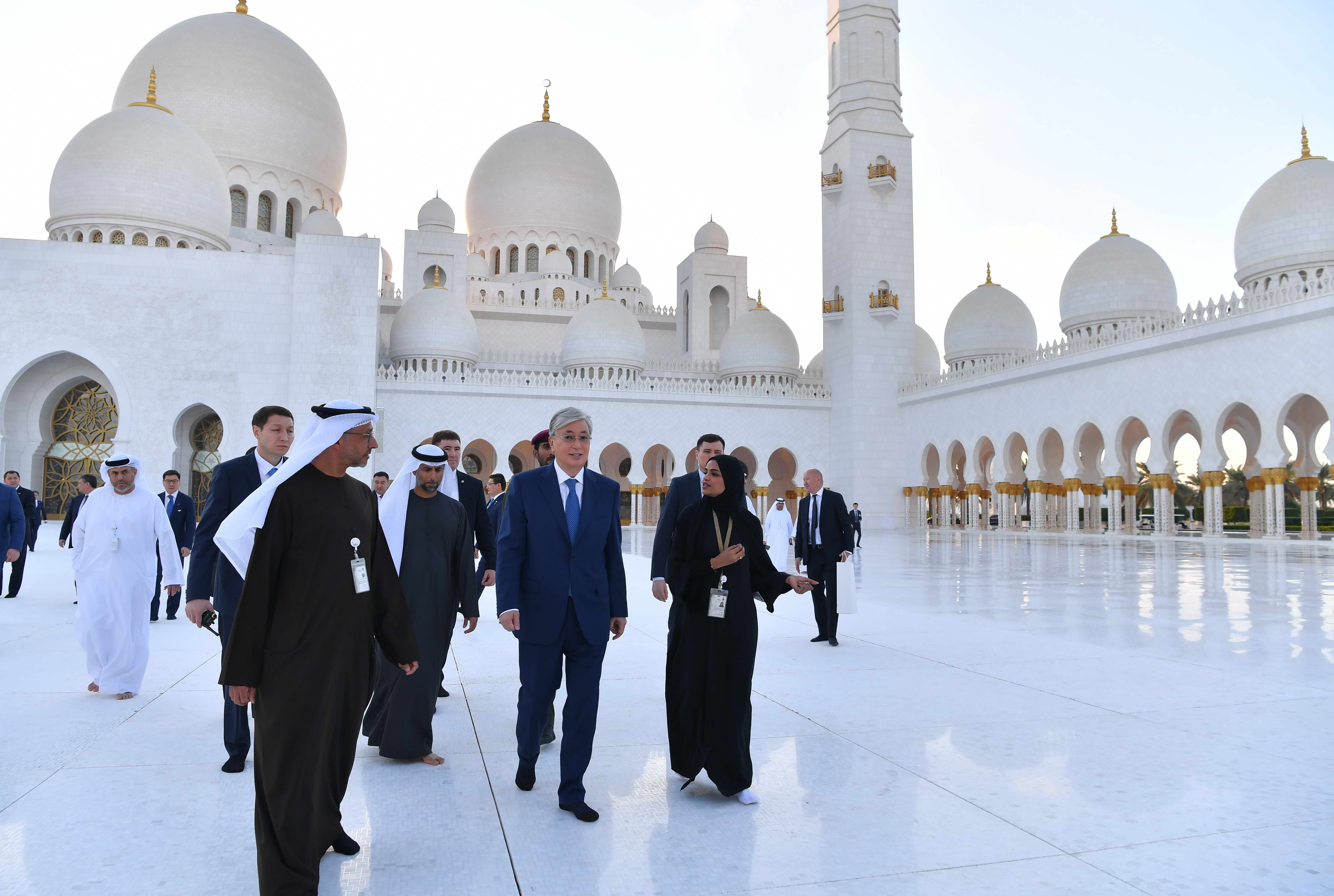 Глава государства посетил мечеть шейха Заида