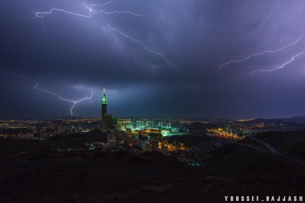 Самую высокую башню Мекки поразила молния (ФОТО)