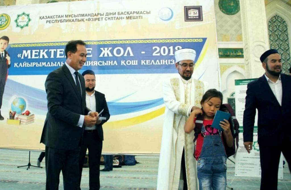 ДУМК: 20 248 детям были розданы школьные рюкзаки