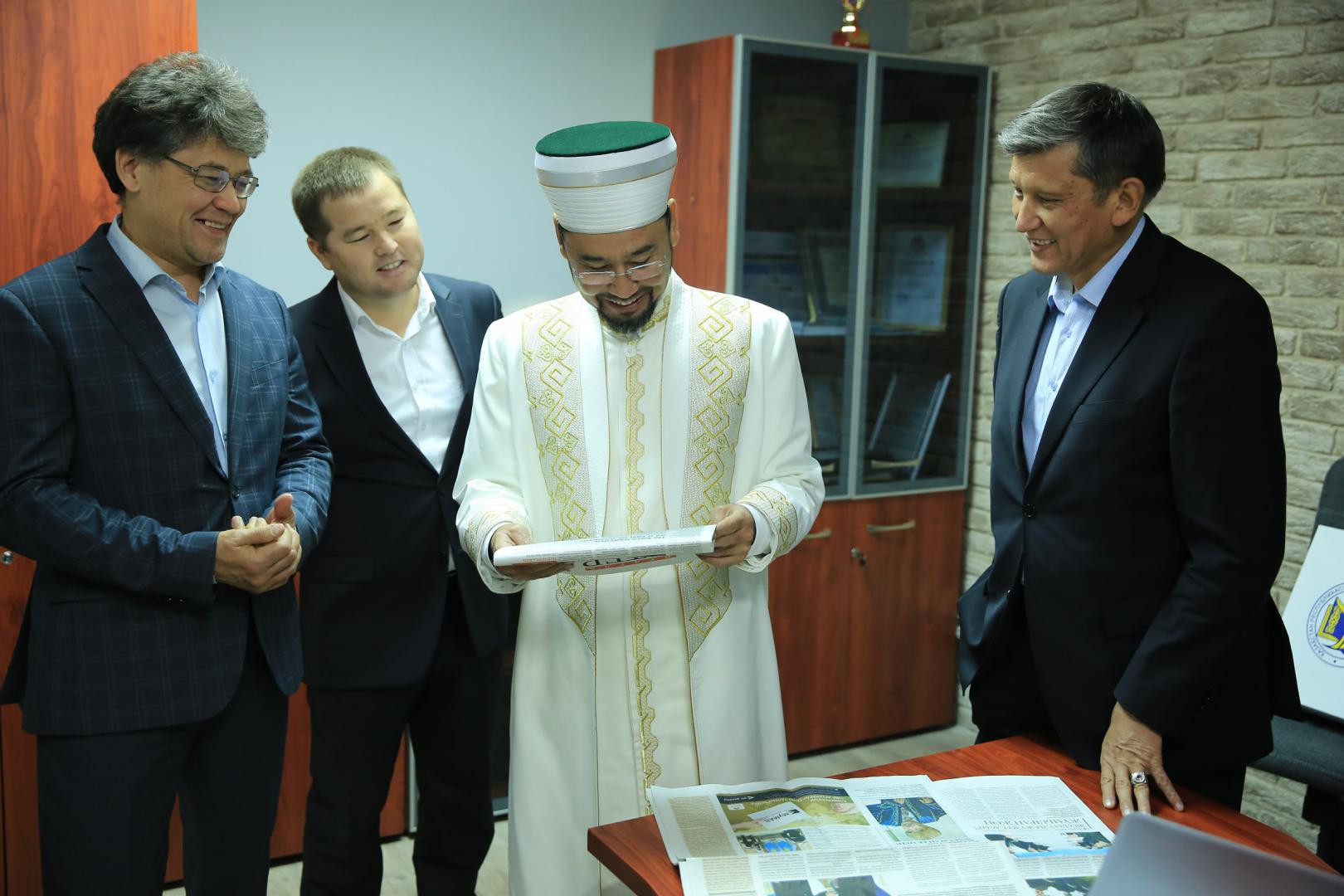Верховный муфтий встретился с сотрудниками газеты «Айкын»