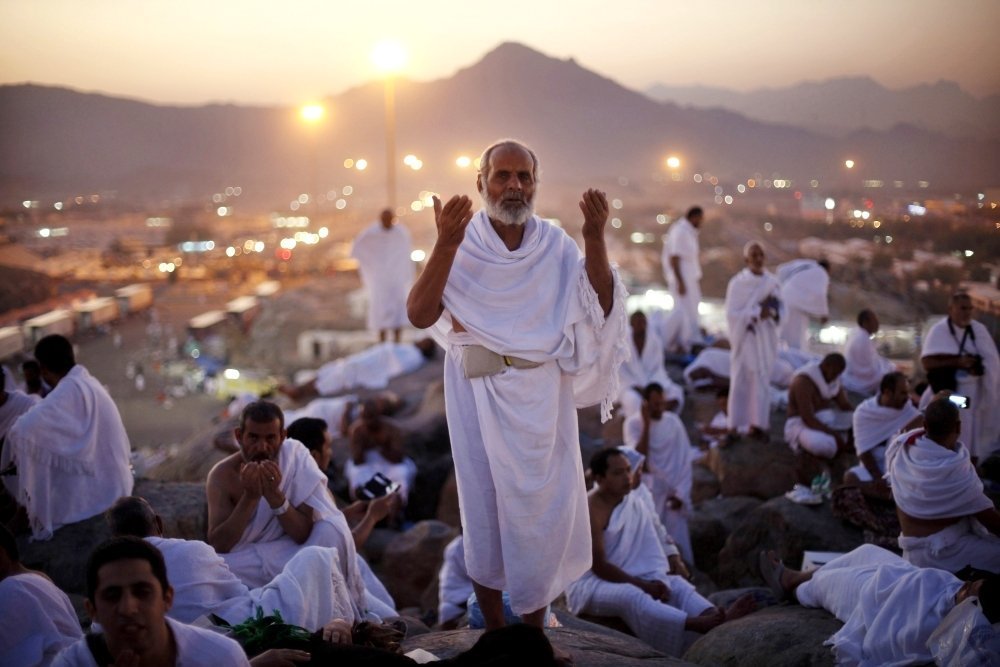 Почему во время хаджа мусульмане носят белые одежды?