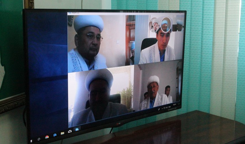 Имамы Павлодара проводят собрания через Skype