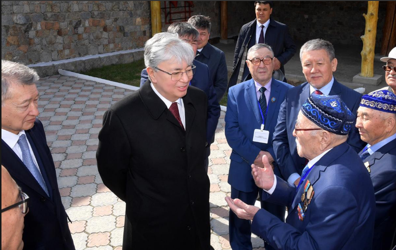 Президент почтил память Абая и Шакарима