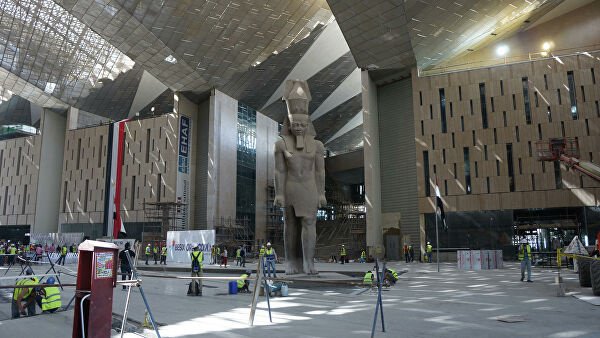 У пирамид Гизы завершается строительство Большого музея
