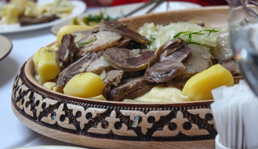 Қазақ күйеу балаға не үшін төстіктің басын жегізген?