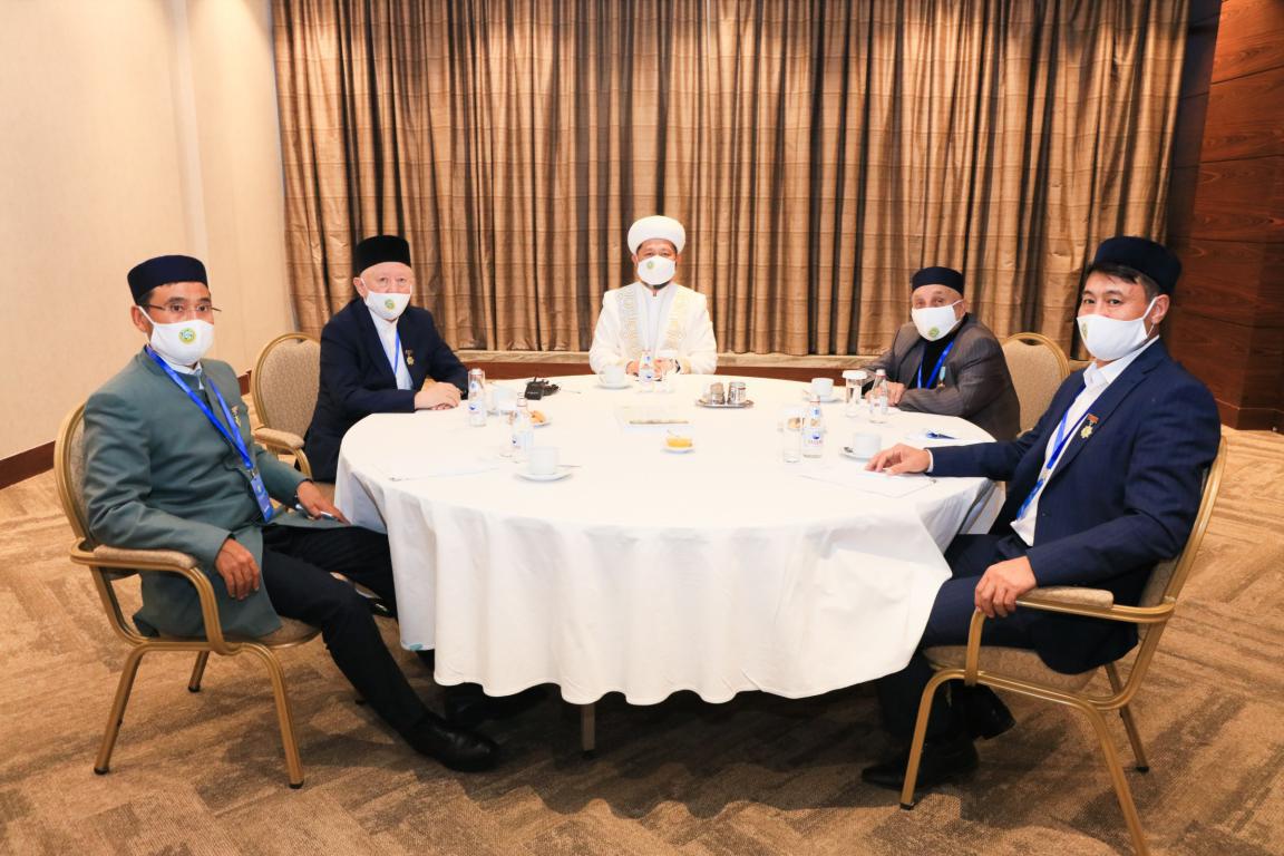 Тарихи сәт: Бес мүфти сұхбаттасты (ФОТО)