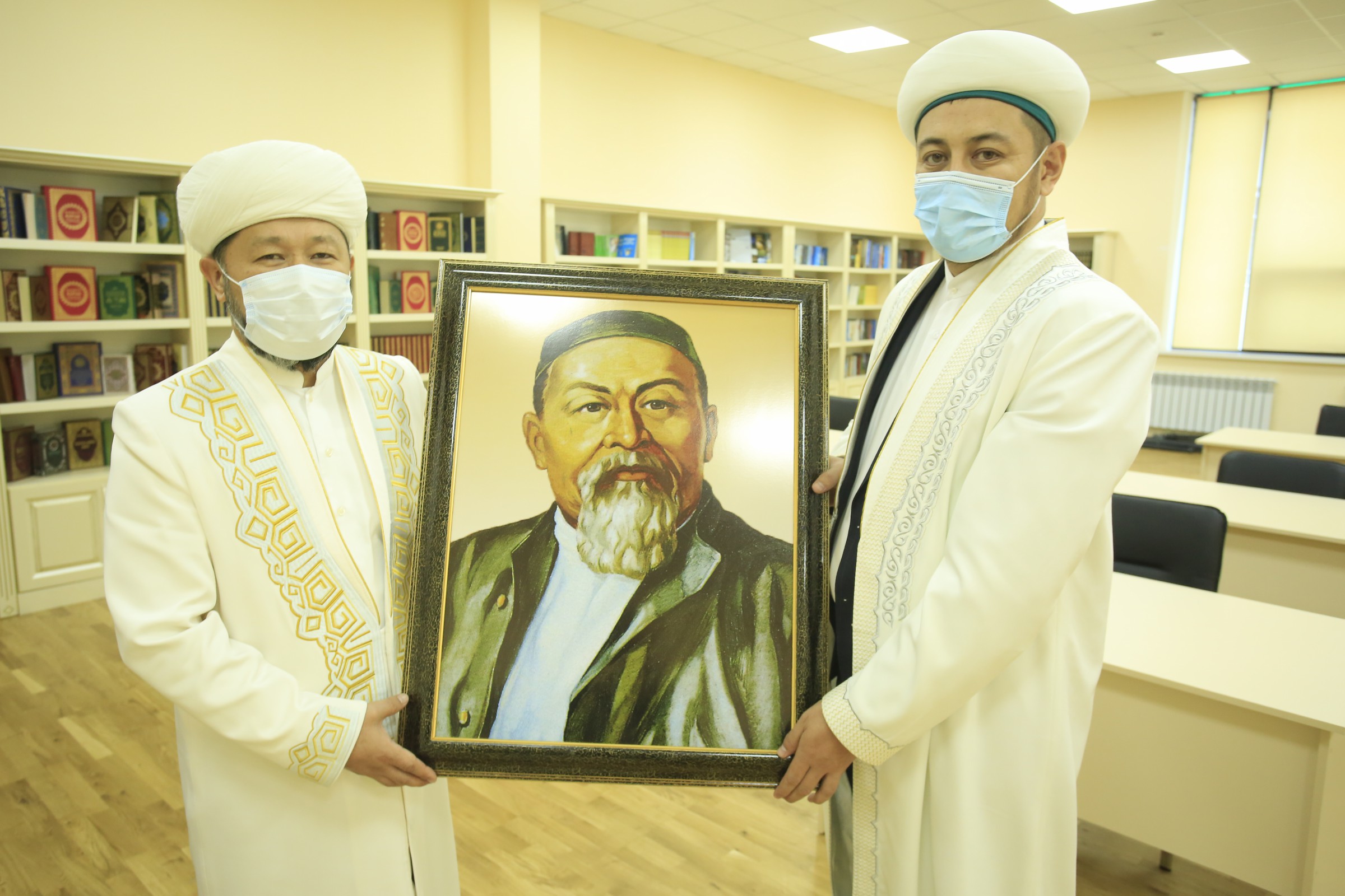 Семей әкімі «HAKIM ABAI» кітапханасына сый жасады