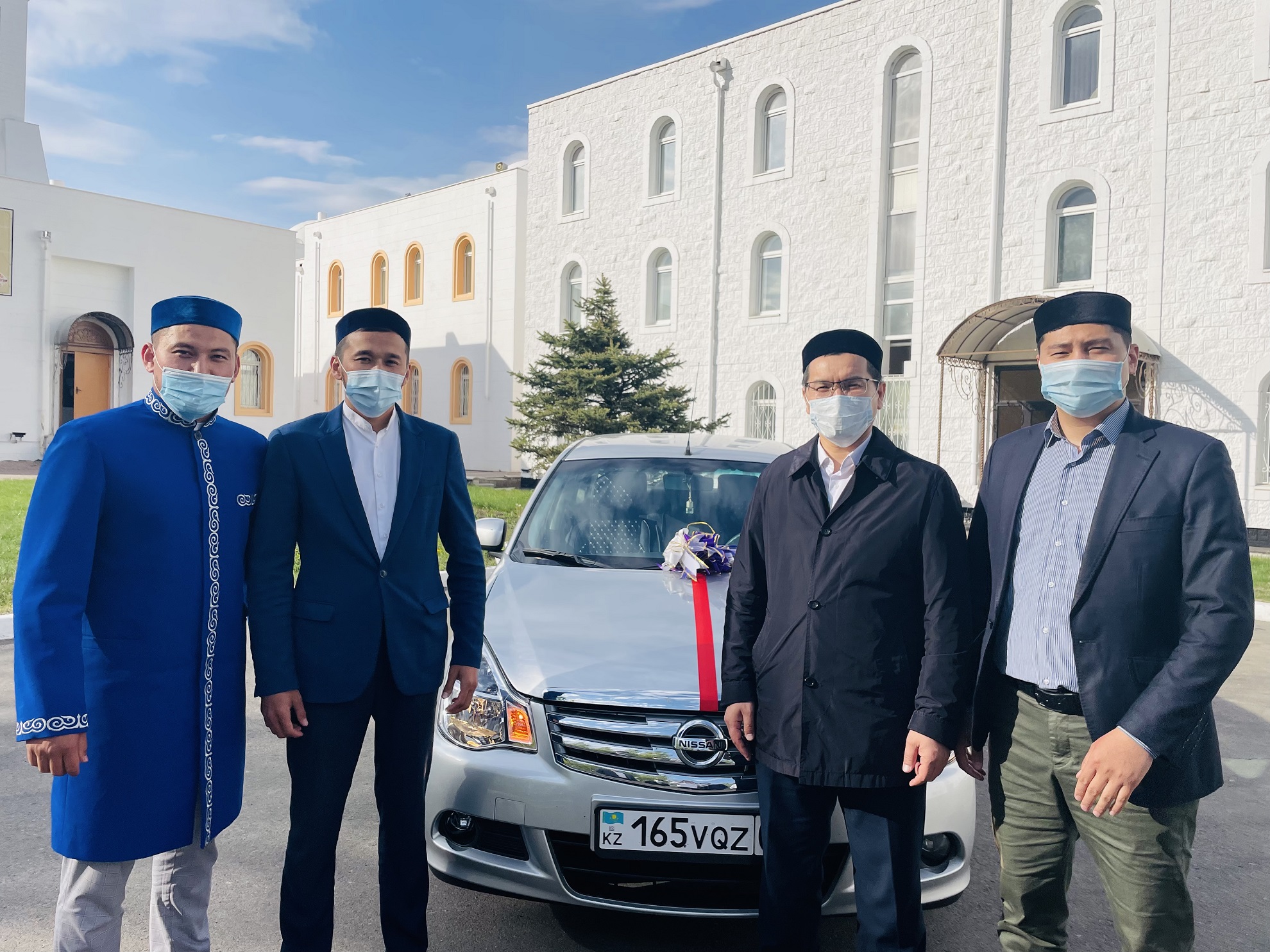 Медресе түлектері ұстазға құрмет көрсетті