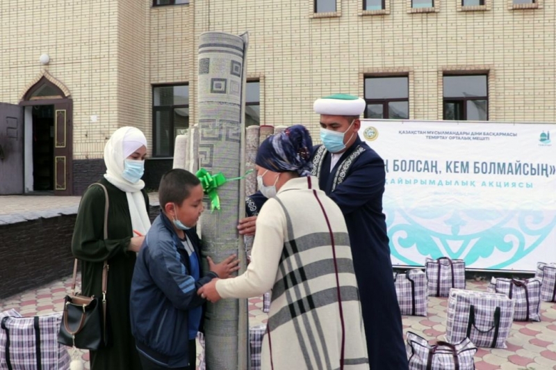 Теміртау: отыз отбасына азық-түлік пен кілем үлестірді