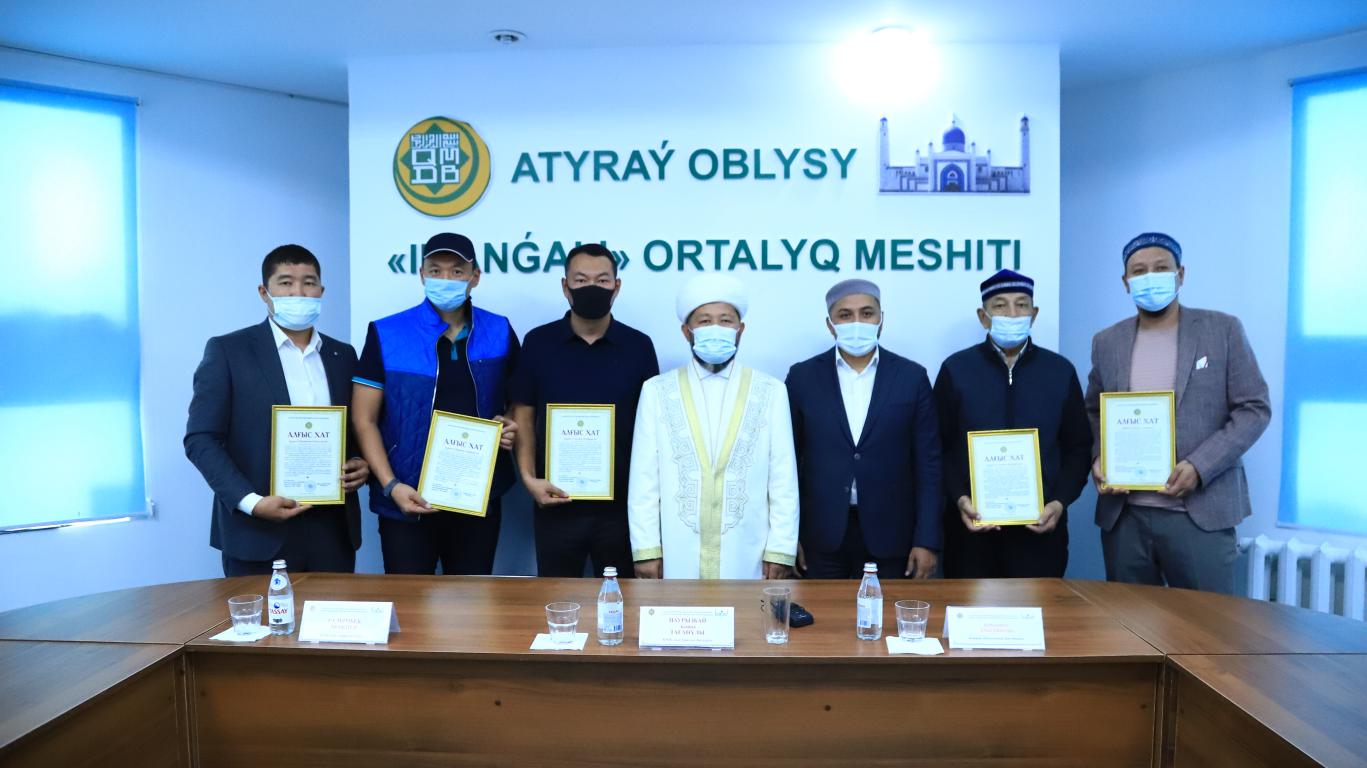 ҚМДБ төрағасы Атыраулық дін жанашырларын марапаттады (фото)