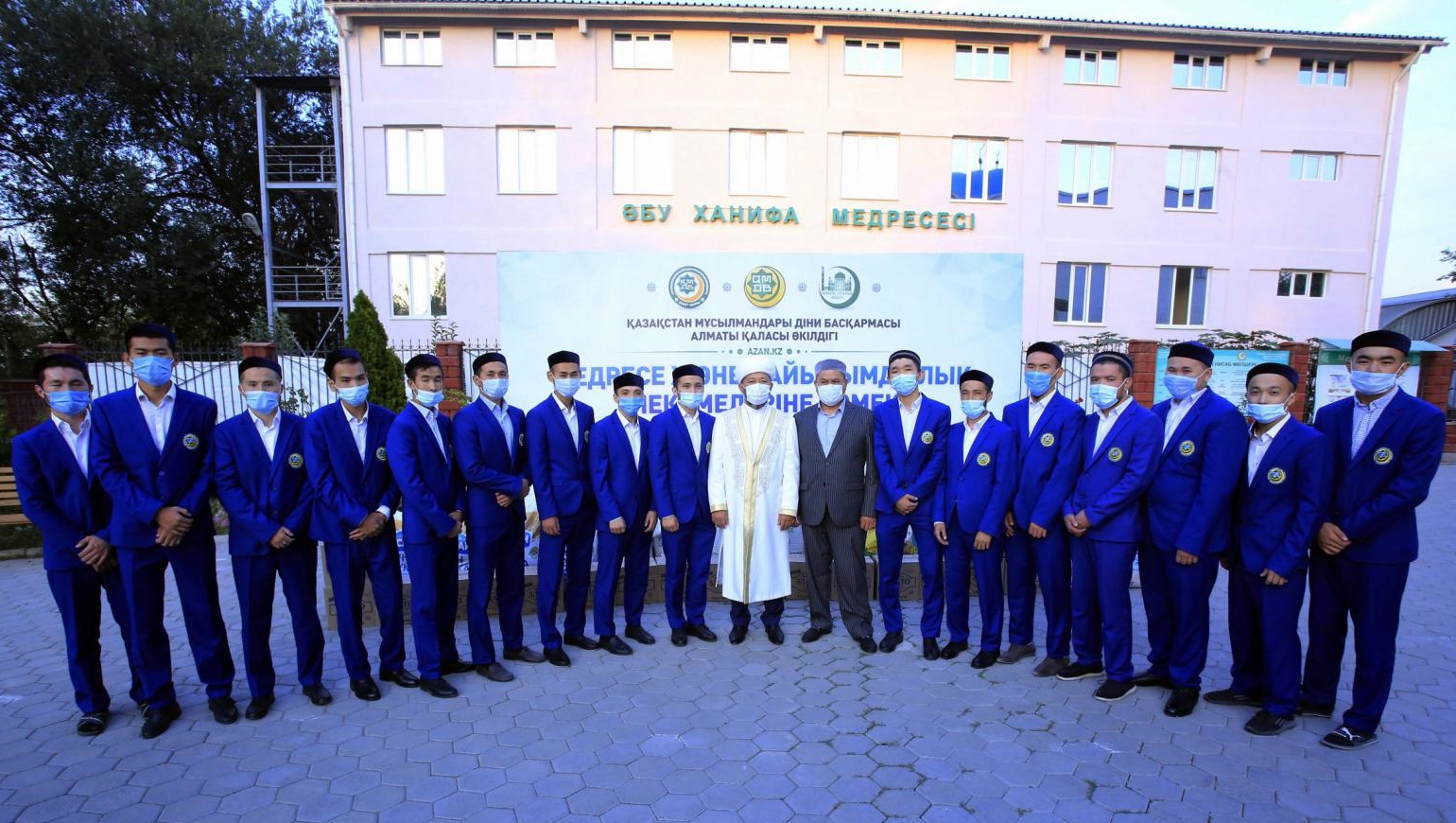 ҚМДБ төрағасы медресе шәкірттеріне сый жасады (фото)