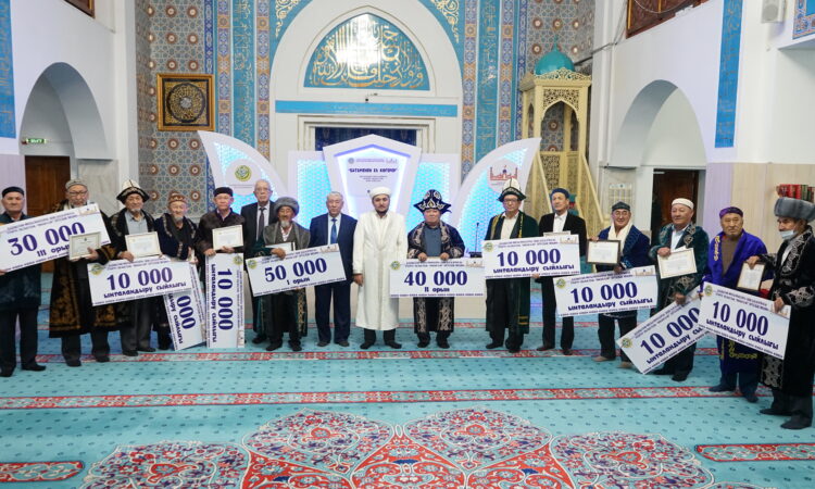 Атырау: Ақсақалдар бата беруден жарысты