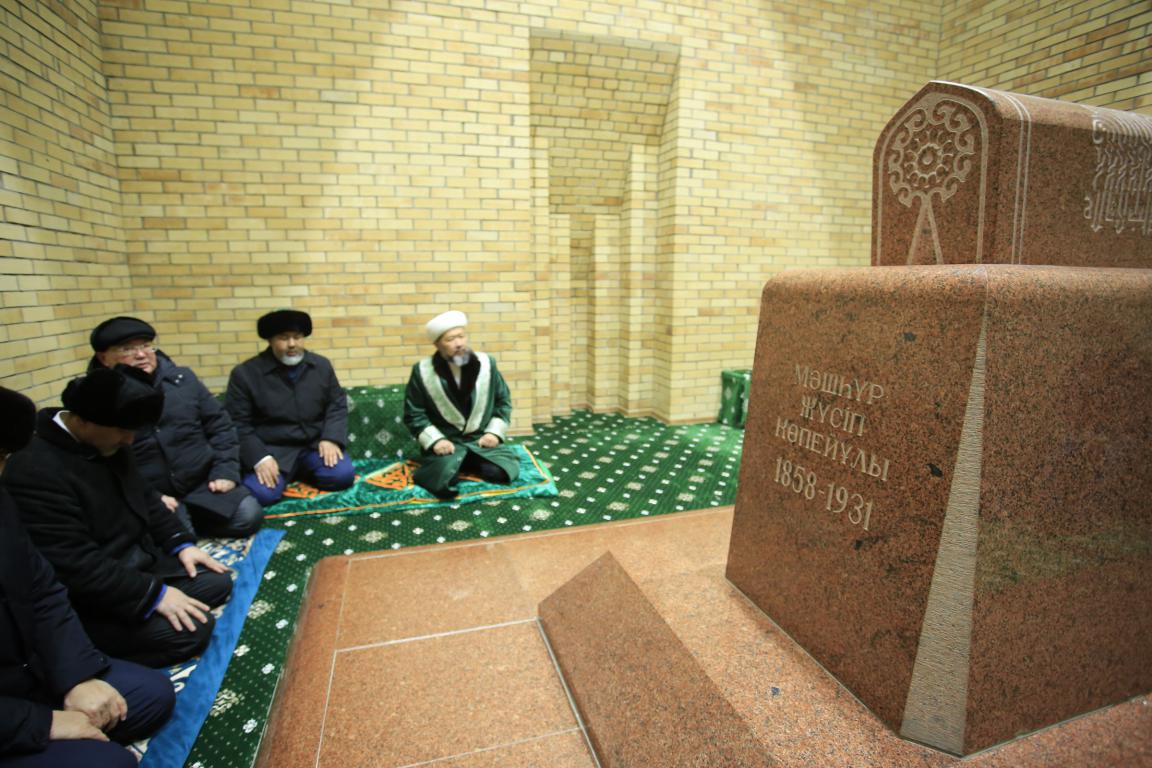  ҚМДБ төрағасы бабалар рухына 50 Құран хатым дұғасын жасады (фото)