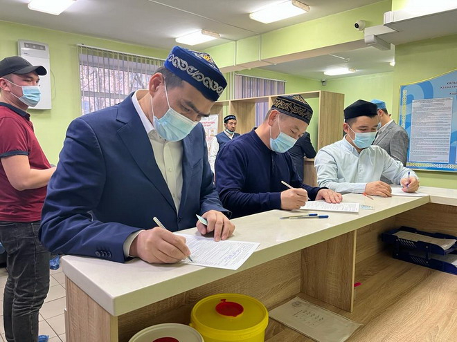 Алматы: Имамдар қан тапсырды