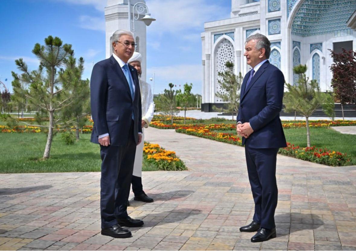Қасым Жомарт Тоқаев Өзбекстан президентімен бірге Түркістандағы жаңа мешітті аралап көрді