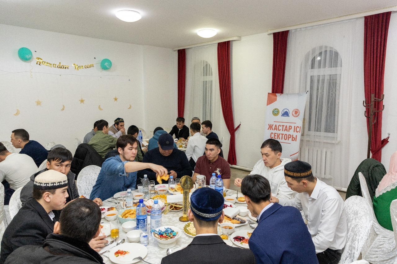 «Әл-Фараби»: Мешіттің «Жастар ісі» бөлімі ауызашар берді (фото)