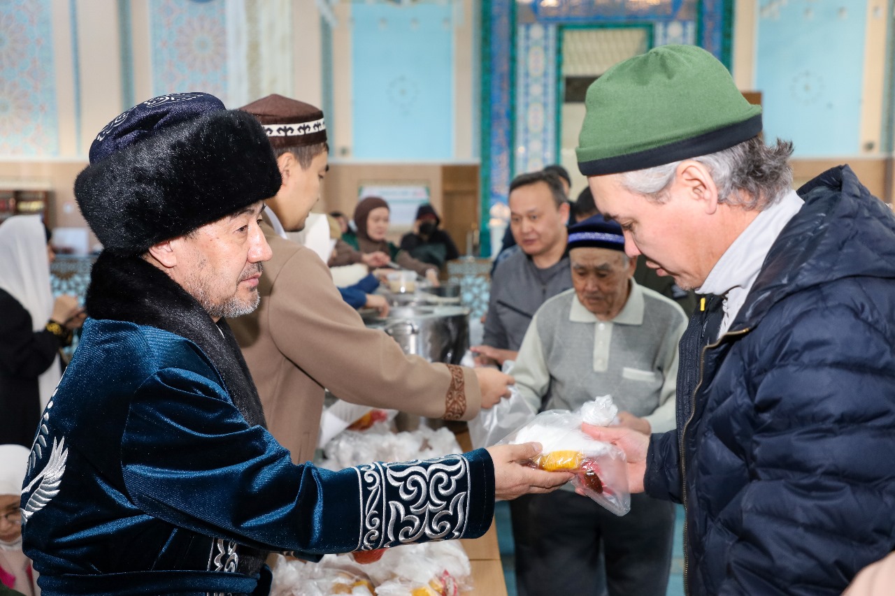 «Әл-Фараби»: 300 адамға Наурыз көже мен ыстық бауырсақ үлестірді (фото)