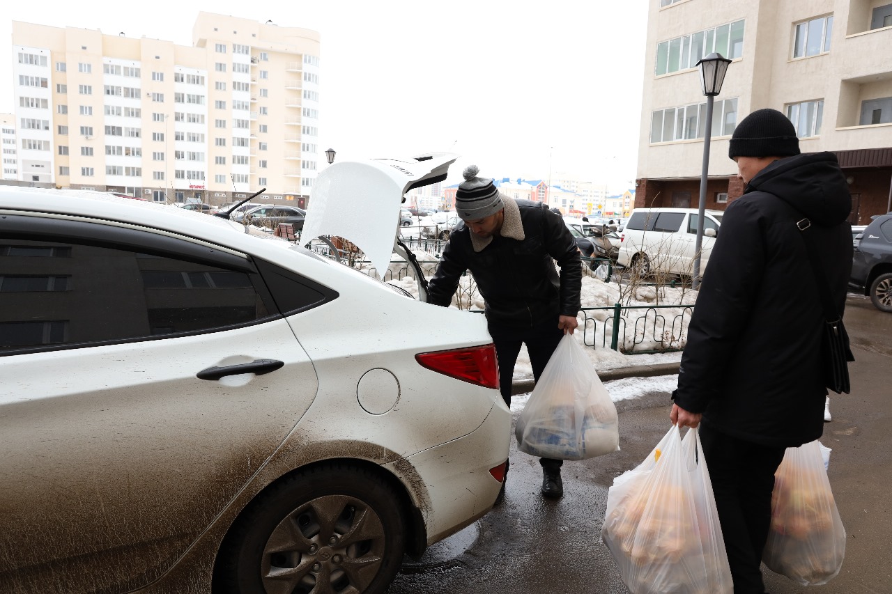 «Әл-Фараби»: Мешіт шәкірттері 25 отбасыға Рамазан сыйлығын үлестірді (фото)