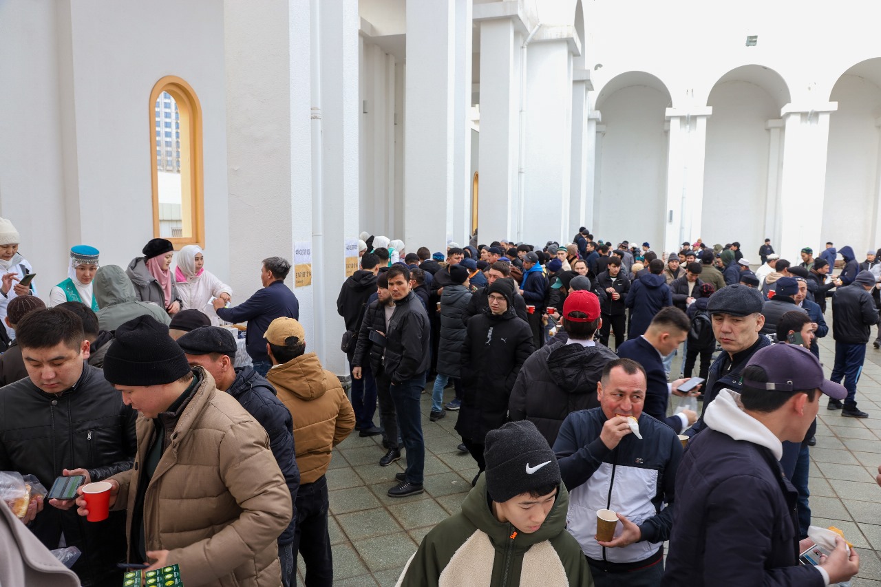 «Әл-Фараби»: Ораза айтта қайырымдылық жәрмеңкесі өтті (фото)