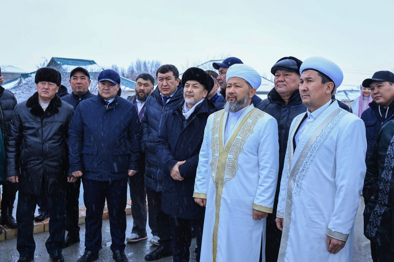 Наурызбай қажы Тағанұлы Кентауда жаңа медресенің кірпішін қалады