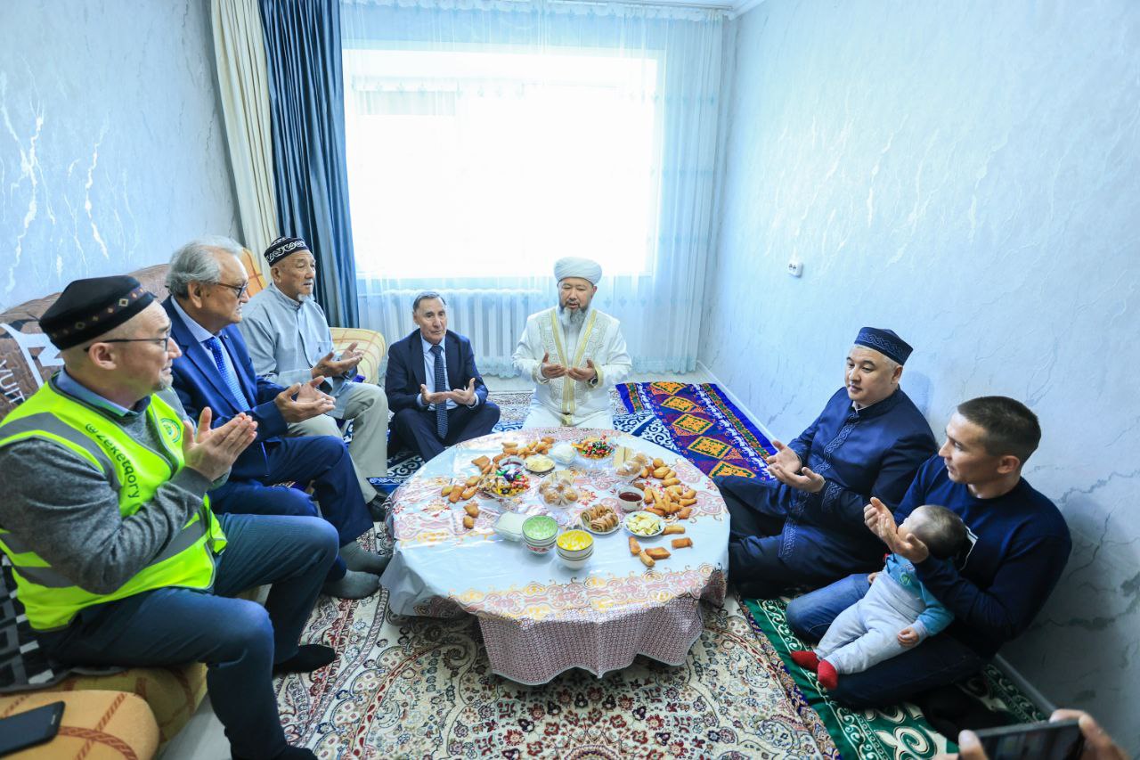 Наурызбай қажы Тағанұлы жаңа баспана иелерін құттықтады