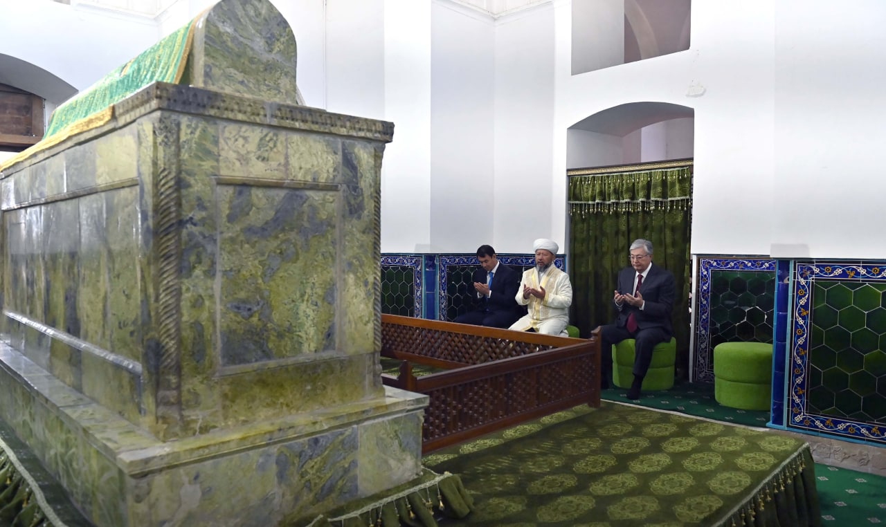 Президент Ахмет Ясауи кесенесін зиярат етті (фото)