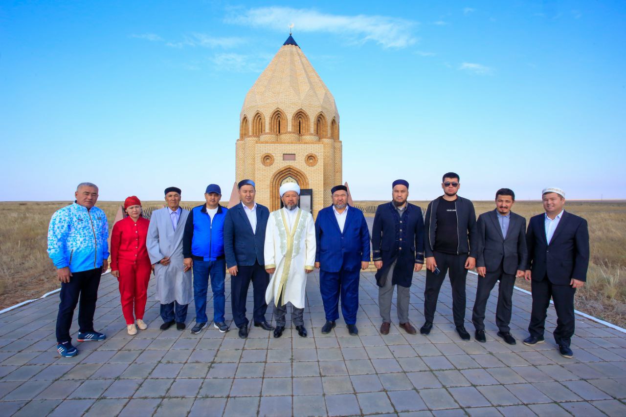 Кейкі батырдың кесенесін зиярат етіп, құран бағыштады (фото)