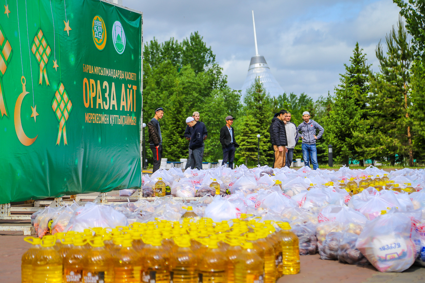В дни Ораза Айт оказана помощь 150 семьям (ФОТО+ВИДЕО)