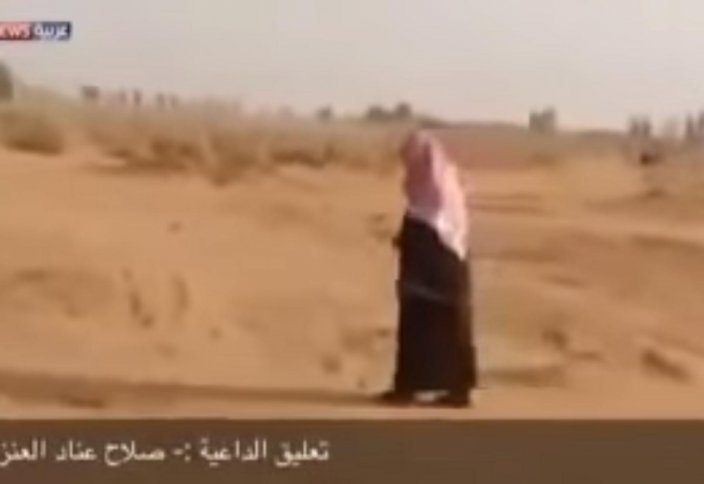 Соқыр кісі мешітті адаспай табу үшін үйіне дейін жіппен жүреді (видео)