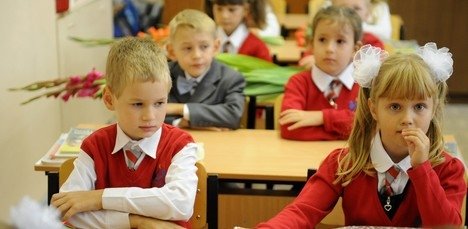 Латвийским школьницам запретят короткие юбки из-за беженцев