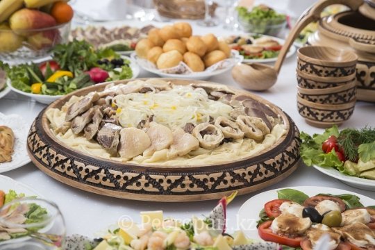 Құрбан малының етін түгелдей асып, туған – туыстарды қонаққа шақыруға бола ма?