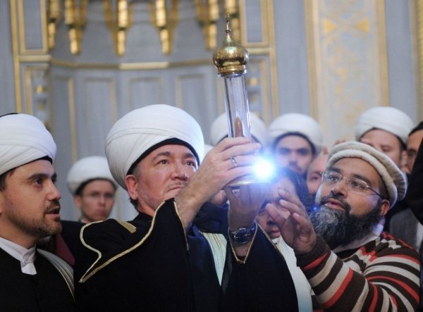 Волос Пророка Мухаммада показали на праздновании Мавлида в Москве