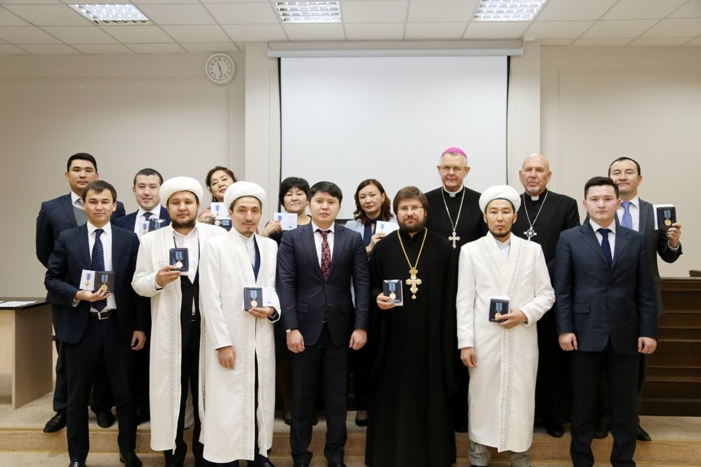 Елорда имамдары Тәуелсіздіктің 25 жылдық медалімен марапатталды (ФОТО)