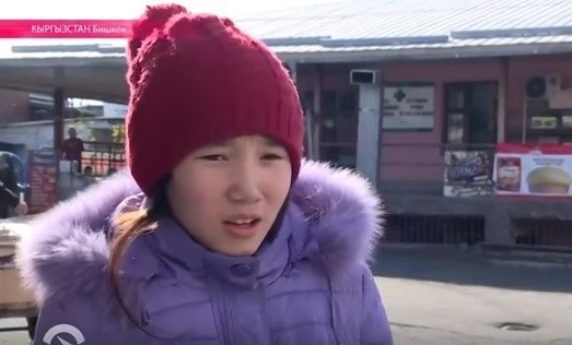 Анасын аялаған қырғыз қызы (ВИДЕО)