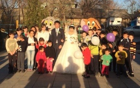 Жас жұбайлар жетімдер үйінде той өткізуінің себебін түсіндірді (ФОТО)