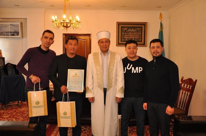 Бас мүфти «Өнер қырандары» театры ұжымын марапаттады (ФОТО)