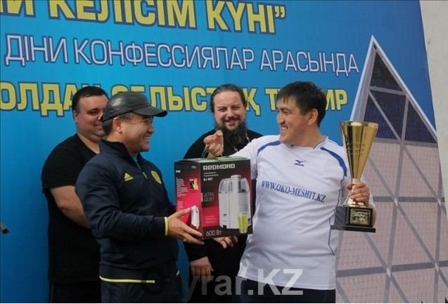 Шымкентские имамы, пасторы и священники сошлись на футбольном поле (ФОТО)