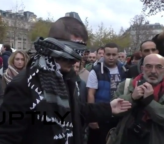 Мусульманин в Париже обнимал прохожих (ВИДЕО)