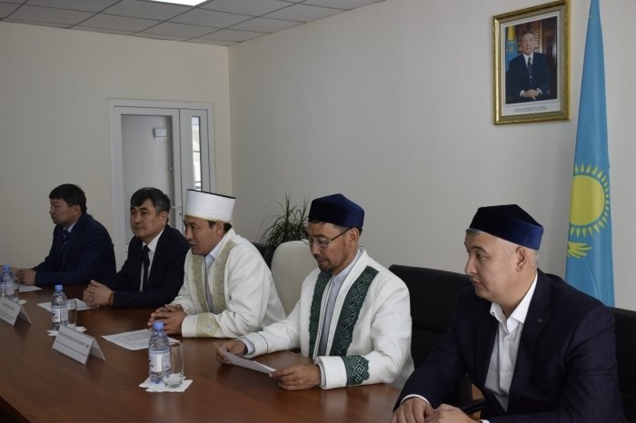 Бас мүфти экстремизм саласына қатысты даярлаудан өткен имамдарға куәлік табыстады (ФОТО)