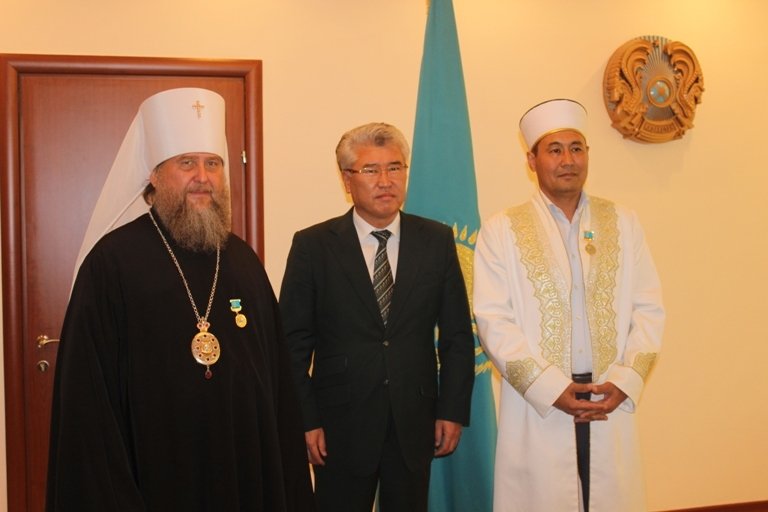 Бас мүфти мен Қазақстан митрополиті «Қазақстан халқы Ассамблеясына 20 жыл» естелік медалімен марапатталды (ФОТО)