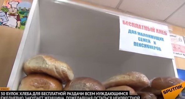 Бішкектік әйел тегін нан таратады (ВИДЕО)