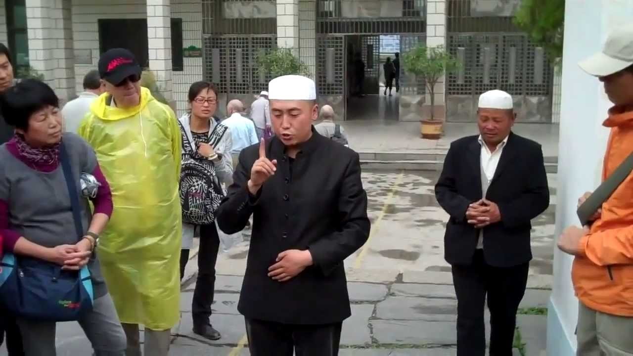 Китаец учит людей намазу (ВИДЕО)