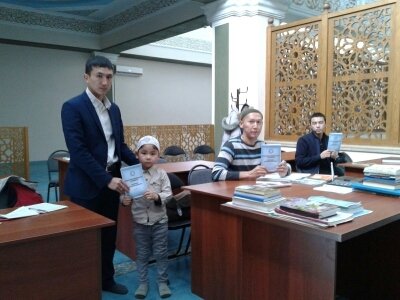 Шәкірттерге тұғырнама таратылды (ФОТО)